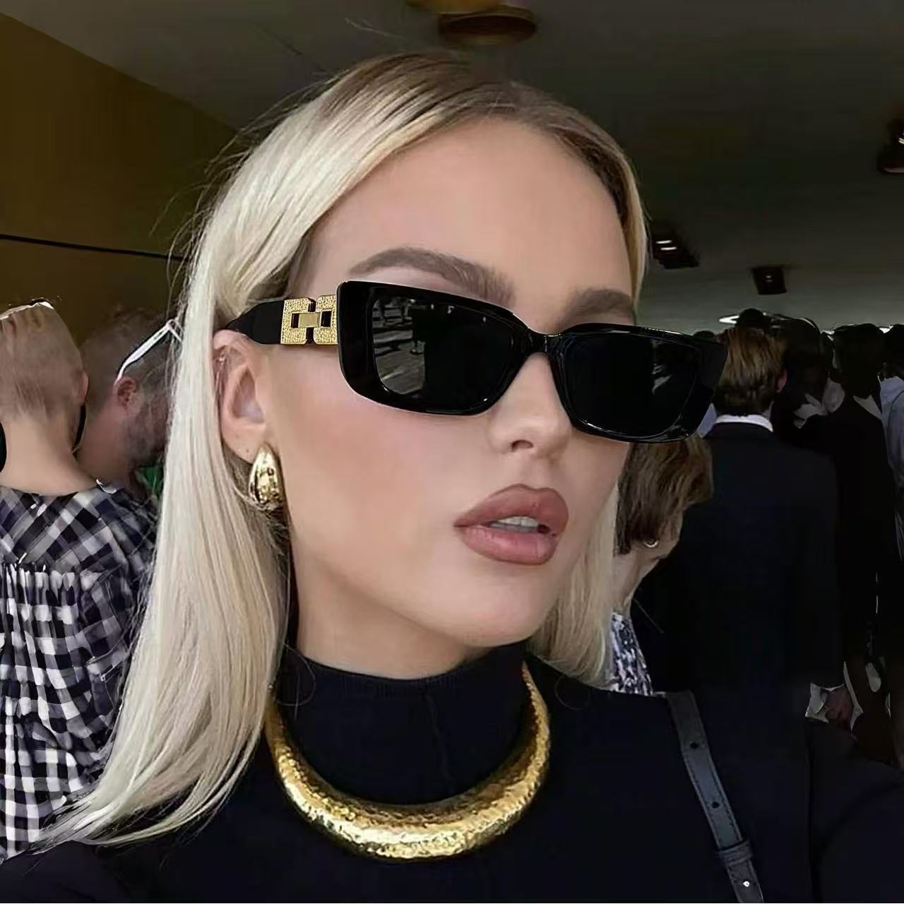 Street Fashion Model - 2026 new square sunglasses women's European